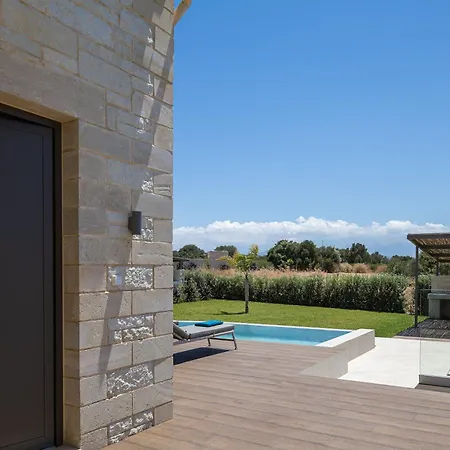 Revi - Elegant With Private Pool *