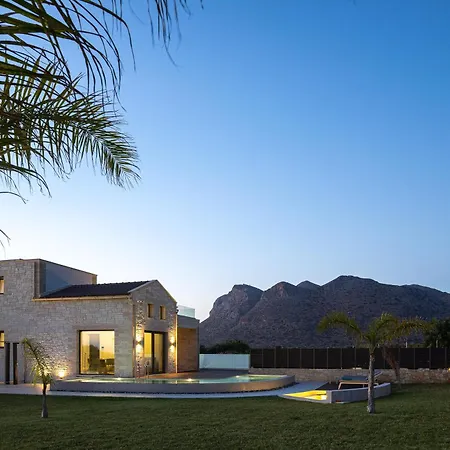 Revi - Elegant With Private Pool *