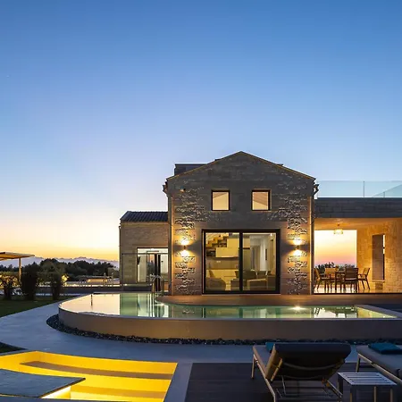 Revi - Elegant With Private Pool *