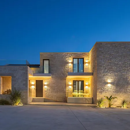Revi - Elegant With Private Pool