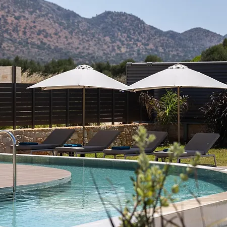 Revi - Elegant With Private Pool *