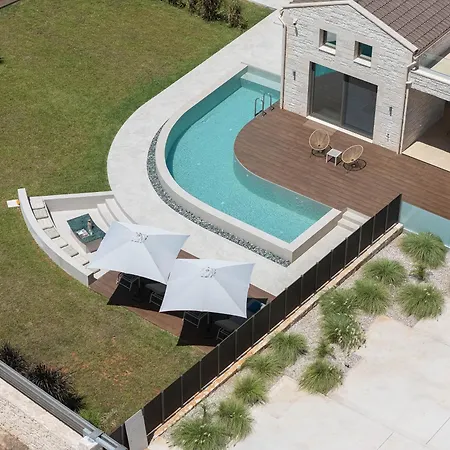 Revi - Elegant With Private Pool