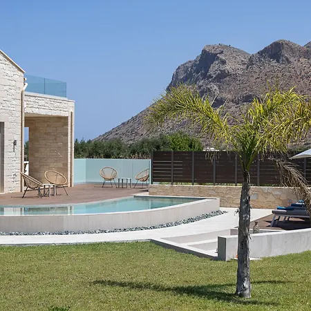 Revi - Elegant With Private Pool *