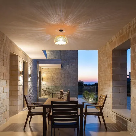 Revi - Elegant With Private Pool *